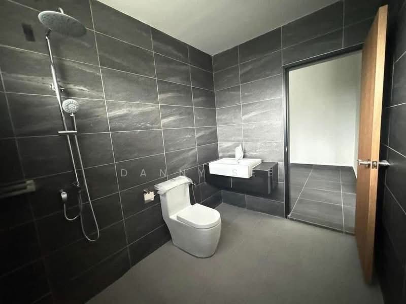 Rumah Teres 3 Tingkat untuk Dijual di Bandar Putra (Kulai) - Danny See - Bathroom - PropertyGuru.com.my