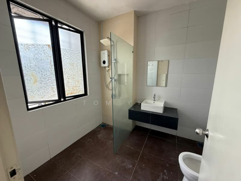3-storey Terraced House for Rent in Rawang (Selangor) - Tom Yip - Bathroom - PropertyGuru.com.my
