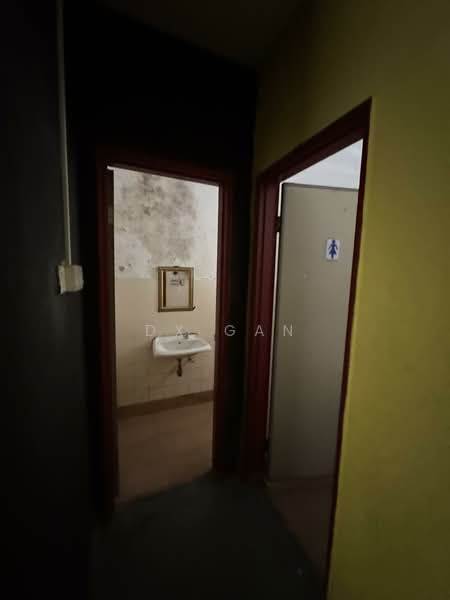 Shop / Office for Rent in Johor Bahru (Johor) - DX GAN - Bathroom - PropertyGuru.com.my