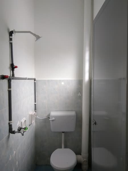 2-storey Terraced House for Sale in Bandar Putra Permai (Seri Kembangan) - Norlela . - Bathroom - PropertyGuru.com.my