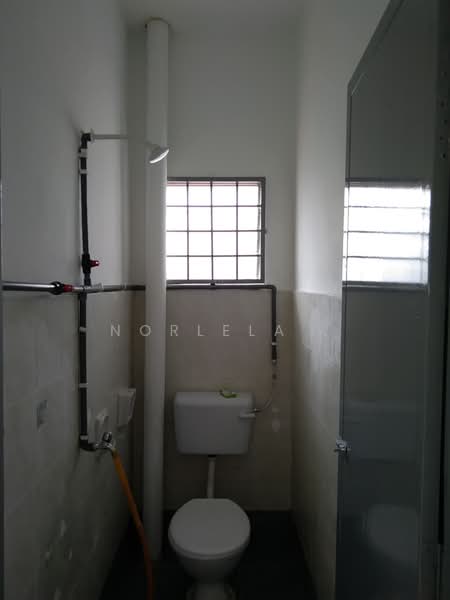 2-storey Terraced House for Sale in Bandar Putra Permai (Seri Kembangan) - Norlela . - Bathroom - PropertyGuru.com.my