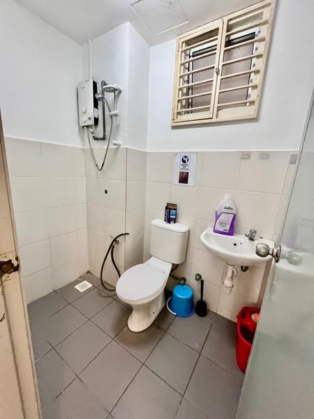 Pangsapuri untuk Disewa di Suria Apartment - JH Tee - Bathroom - PropertyGuru.com.my