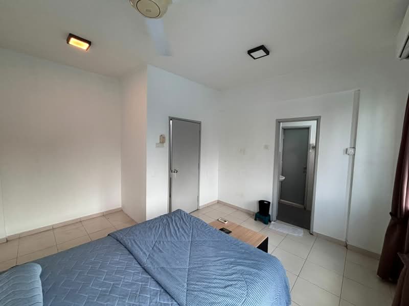 Pangsapuri untuk Disewa di Suria Apartment - JH Tee - Bedroom - PropertyGuru.com.my