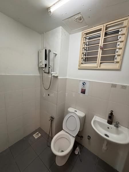 Pangsapuri untuk Disewa di Suria Apartment - JH Tee - Bathroom - PropertyGuru.com.my