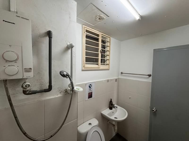 Pangsapuri untuk Disewa di Suria Apartment - JH Tee - Bathroom - PropertyGuru.com.my