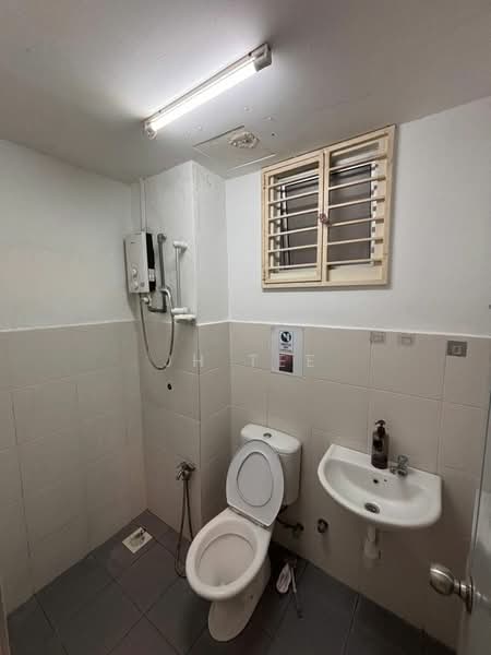 Pangsapuri untuk Disewa di Suria Apartment - JH Tee - Bathroom - PropertyGuru.com.my