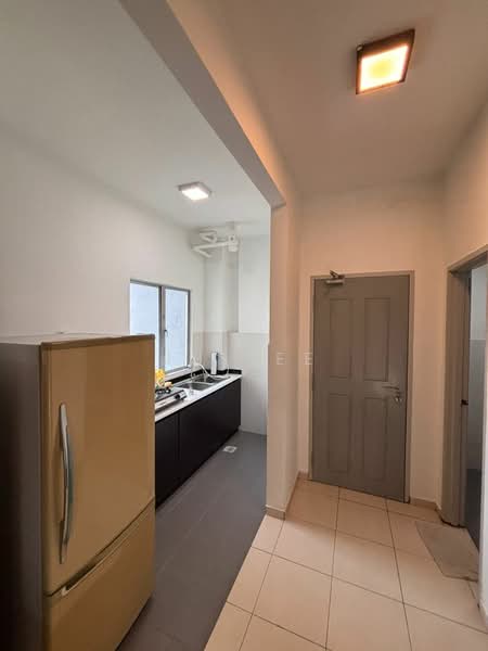 Pangsapuri untuk Disewa di Suria Apartment - JH Tee - Kitchen - PropertyGuru.com.my