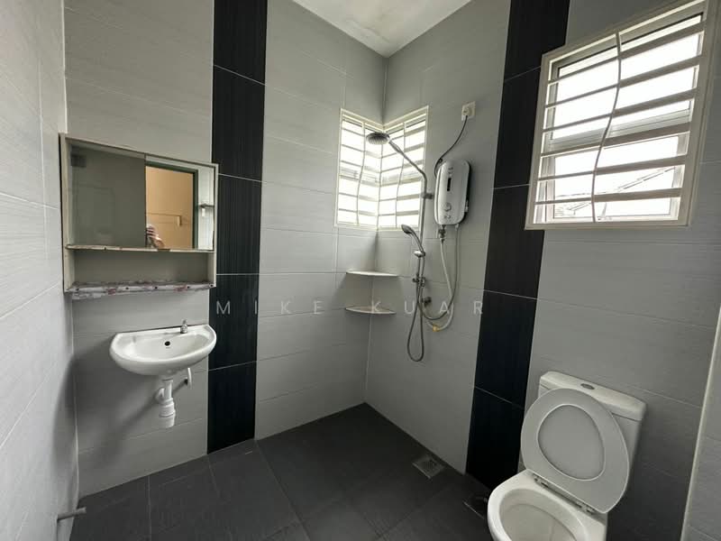 Rumah Teres 2 Tingkat untuk Disewa di Taman Bakap Indah - Mike Kuar - Bathroom - PropertyGuru.com.my
