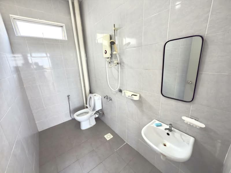 Pangsapuri untuk Dijual di Pangsapuri Setia Impian @ Kajang - Amzar Faiz - Bathroom - PropertyGuru.com.my