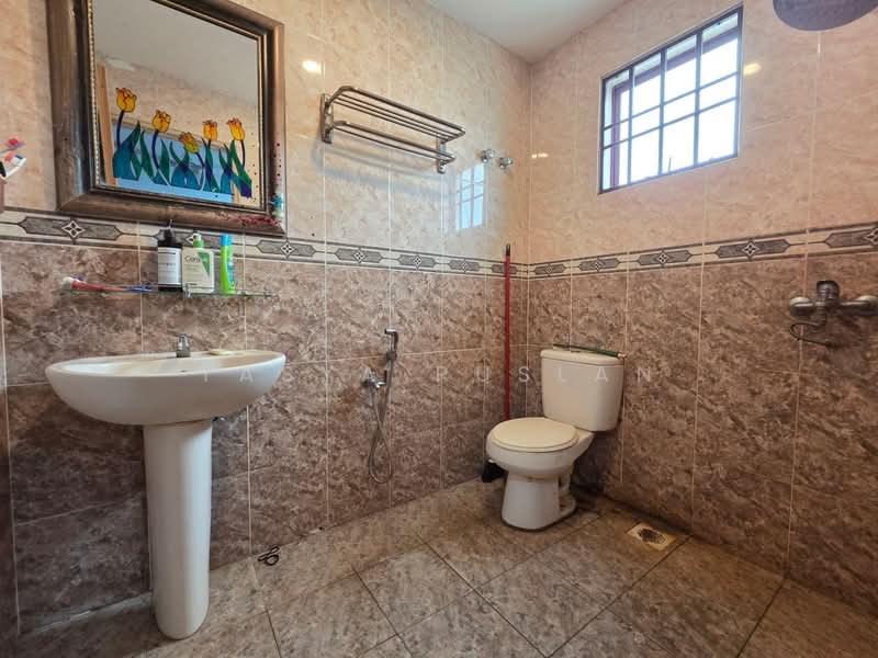 Semi-Detached House for Sale in Seri Kembangan (Selangor) - Tasya Ruslan - Bathroom - PropertyGuru.com.my