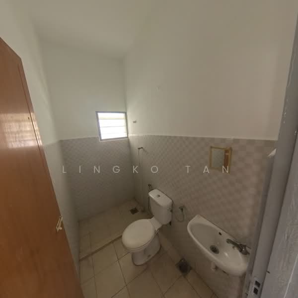 Semi-Detached House for Sale in Sitiawan (Perak) - Lingko Tan - Bathroom - PropertyGuru.com.my