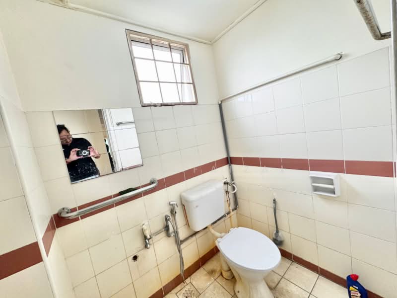 Townhouse for Sale in Seri Kembangan (Selangor) - Mohd Faizal - Bathroom - PropertyGuru.com.my