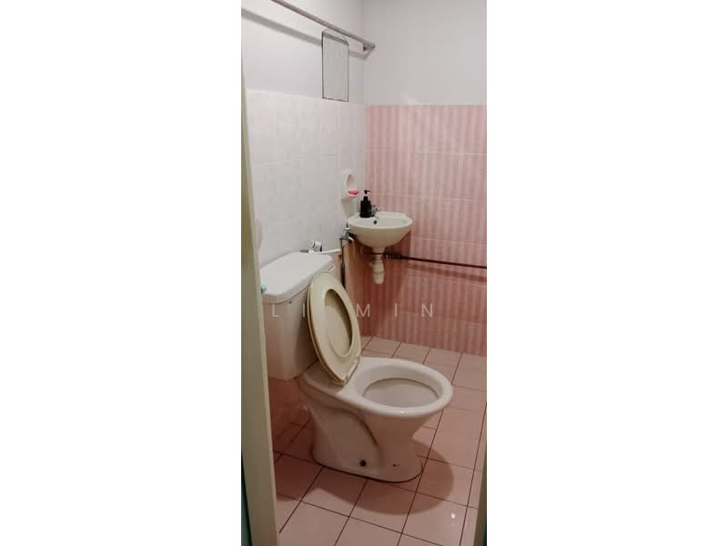 Pangsapuri untuk Disewa di Bayu Puteri 2 - Li Min - Bathroom - PropertyGuru.com.my
