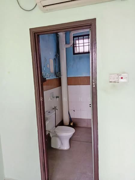 Pangsapuri untuk Dijual di Kipark Apartment - Rain Ng - Bathroom - PropertyGuru.com.my