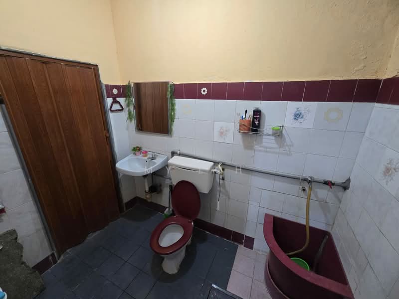 Rumah Teres 1 Tingkat untuk Dijual di Bandar Baru Selayang Fasa 2b (Selayang) - MY Loh - Bathroom - PropertyGuru.com.my