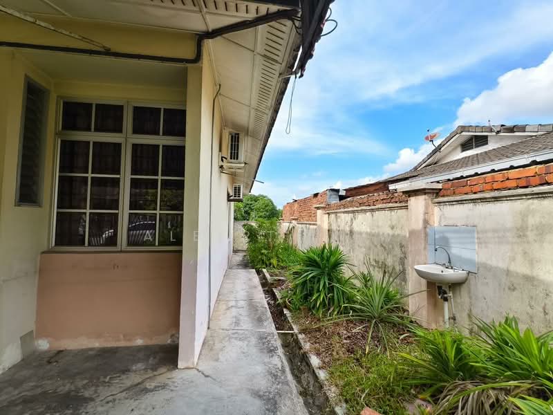 1-storey Terraced House for Sale in Bakri (Johor) - Albert Liew - Exterior - PropertyGuru.com.my