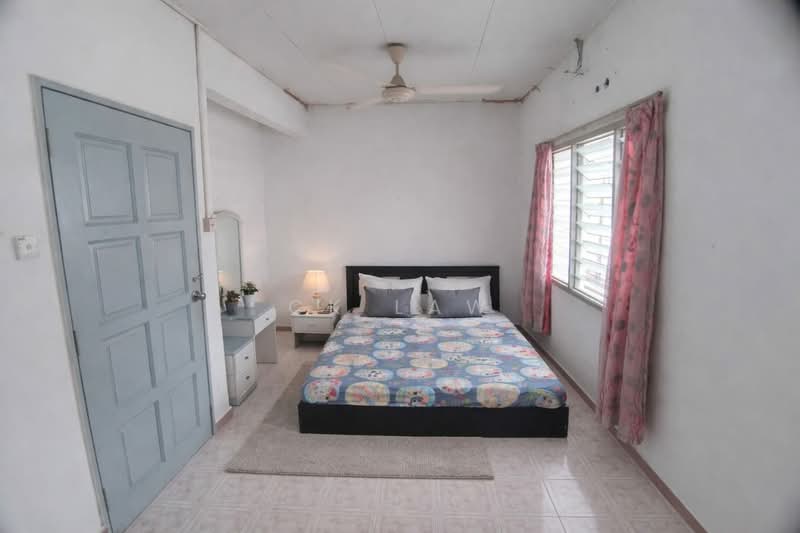 Rumah Teres 1.5 Tingkat untuk Dijual di Taman Tasik Semenyih (Semenyih) - CK Law - Bedroom - PropertyGuru.com.my