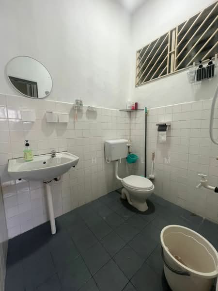 1-storey Terraced House for Sale in Taman Universiti (Sri Gading) - Hui Hui Lim - Bathroom - PropertyGuru.com.my