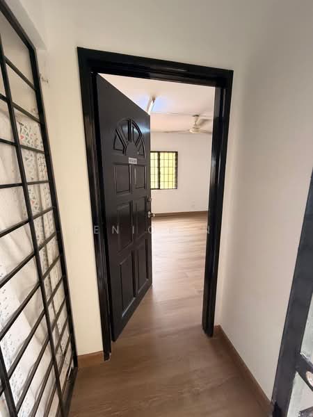 Rumah Flat untuk Dijual di Pangsapuri Sri Meranti - Denice Ng - Entrance - PropertyGuru.com.my