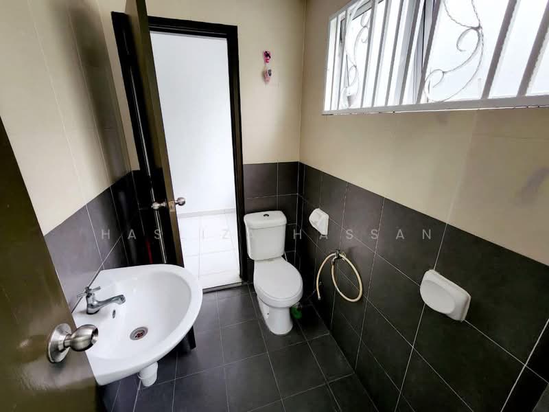 Rumah Teres 2 Tingkat untuk Dijual di Nilai (Negeri Sembilan) - Hasliza Hassan - Bathroom - PropertyGuru.com.my