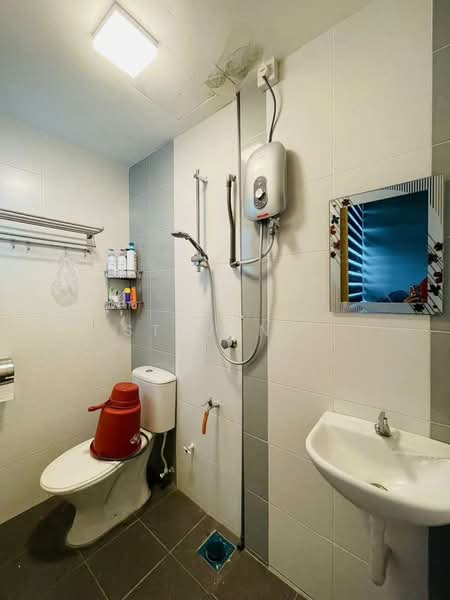 Pangsapuri untuk Disewa di Sky Garden Residences - Steven . - Bathroom - PropertyGuru.com.my