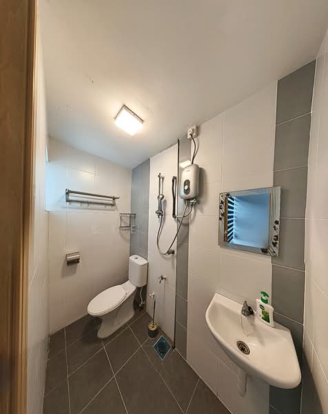Pangsapuri untuk Disewa di Sky Garden Residences - Steven . - Bathroom - PropertyGuru.com.my