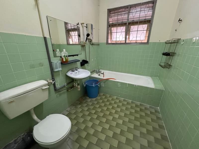 2-storey Terraced House for Sale in Taman Overseas Union (Taman Oug) (Jalan Klang Lama (Old Klang Road)) - Denver Sin - Bathroom - PropertyGuru.com.my