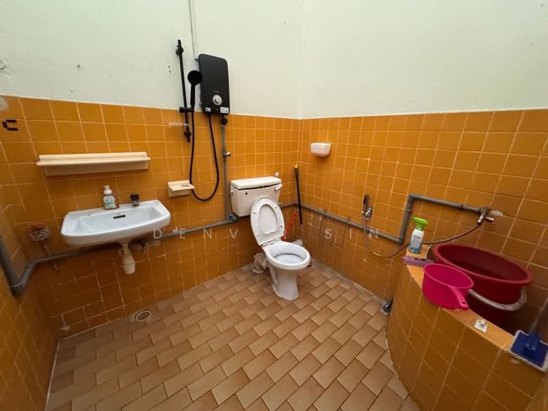 2-storey Terraced House for Sale in Taman Overseas Union (Taman Oug) (Jalan Klang Lama (Old Klang Road)) - Denver Sin - Bathroom - PropertyGuru.com.my