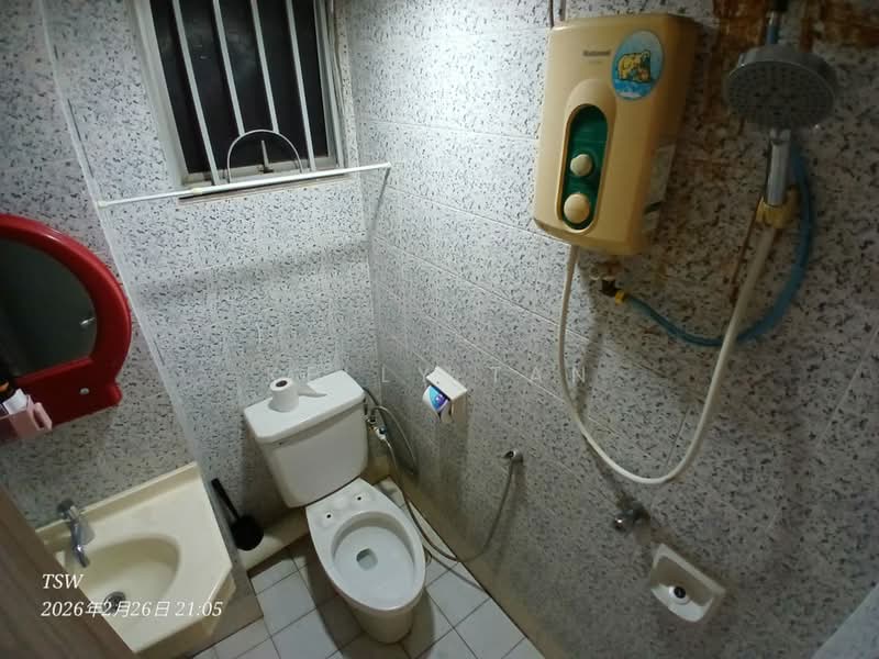 Pangsapuri untuk Disewa di BJ Court Apartment - Kelly Tan - Bathroom - PropertyGuru.com.my