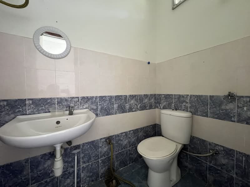 1-storey Terraced House for Rent in Taman Angkasa Nuri (Durian Tunggal) - Geoffery Wee - Bathroom - PropertyGuru.com.my