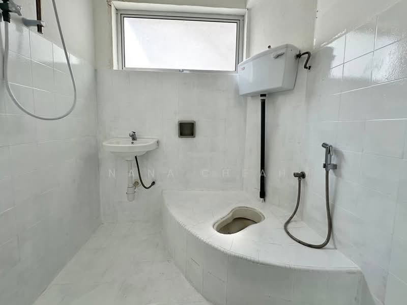 2-storey Terraced House for Sale in Taman Serdang Jaya (Seri Kembangan) - Nana Cheah - Bathroom - PropertyGuru.com.my