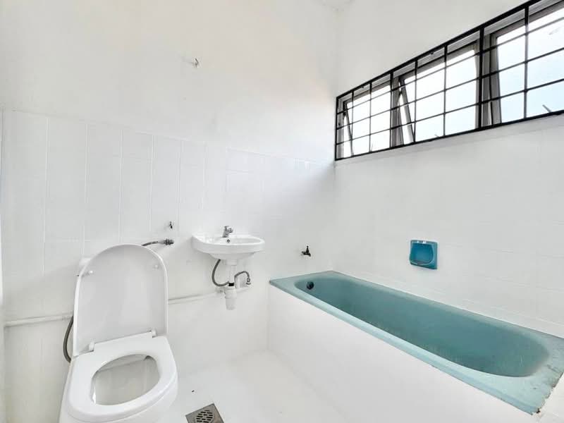 2-storey Terraced House for Sale in Taman Serdang Jaya (Seri Kembangan) - Nana Cheah - Bathroom - PropertyGuru.com.my