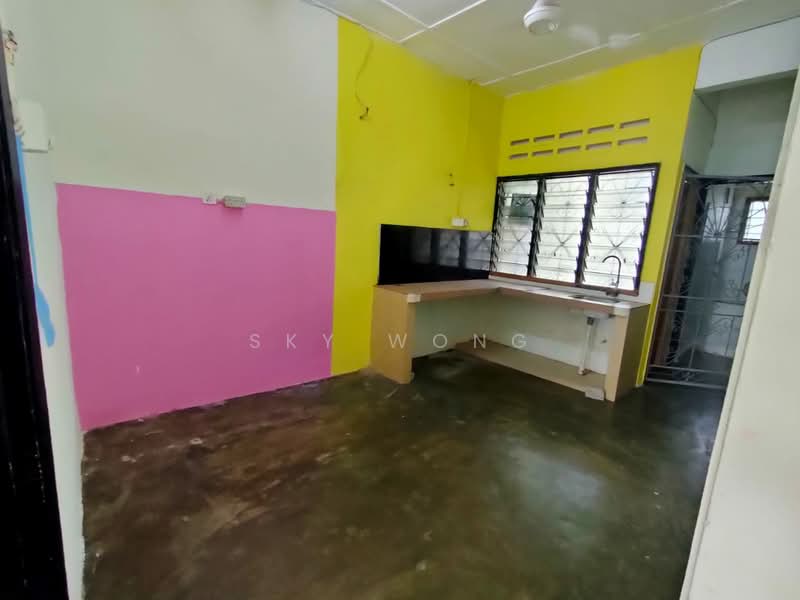 1-storey Terraced House for Sale in Taman Serdang Jaya (Seri Kembangan) - Sky Wong - Kitchen - PropertyGuru.com.my