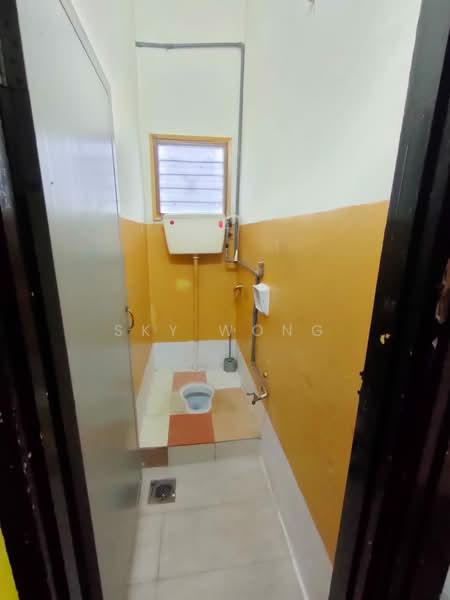 1-storey Terraced House for Sale in Taman Serdang Jaya (Seri Kembangan) - Sky Wong - Bathroom - PropertyGuru.com.my