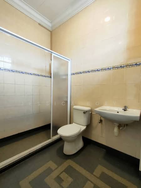 Rumah Teres 2 Tingkat untuk Dijual di Taman Setia Indah (Tebrau) - Jessica Boey - Bathroom - PropertyGuru.com.my