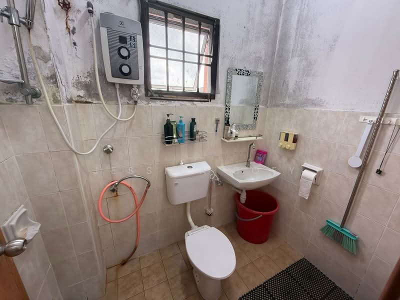 Rumah Teres 2 Tingkat untuk Dijual di Taman Setia Indah (Tebrau) - Jessica Boey - Bathroom - PropertyGuru.com.my