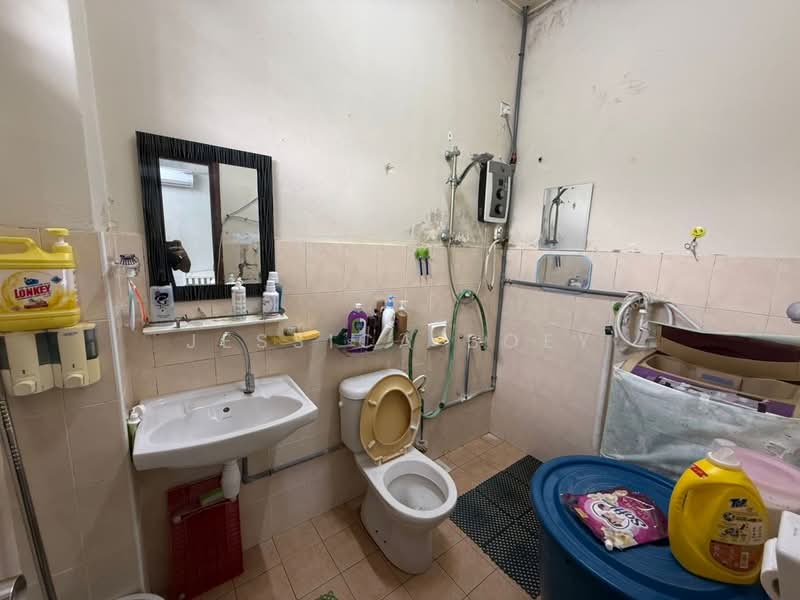 Rumah Teres 2 Tingkat untuk Dijual di Taman Setia Indah (Tebrau) - Jessica Boey - Bathroom - PropertyGuru.com.my