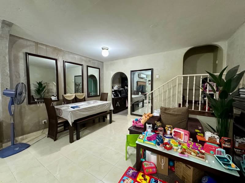 2-storey Terraced House for Sale in Seksyen 18 (Shah Alam) - Wan Azlan Ahmad - Living Room - PropertyGuru.com.my
