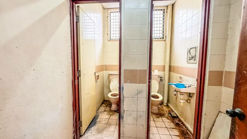 Kedai / Pejabat untuk Dijual di Seksyen 13 (Shah Alam) - Nur Alia Omar - Bathroom - PropertyGuru.com.my