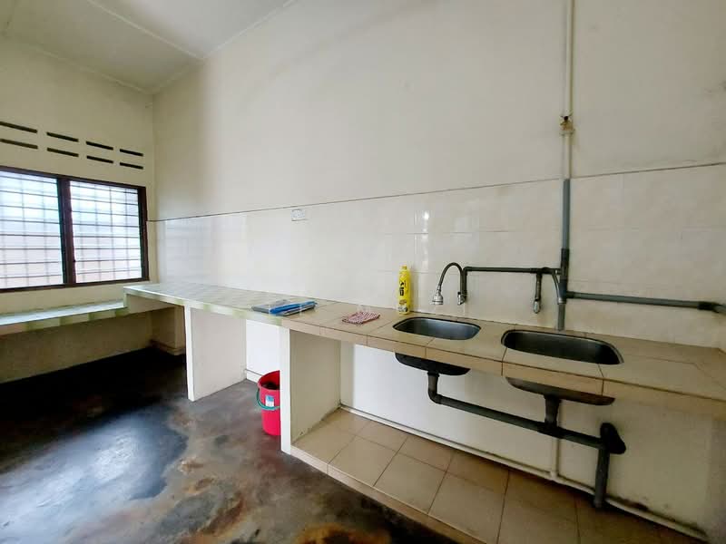 Rumah Teres 1 Tingkat untuk Dijual di Taman Wah Keong (Ipoh) - Lee Muzi - Kitchen - PropertyGuru.com.my