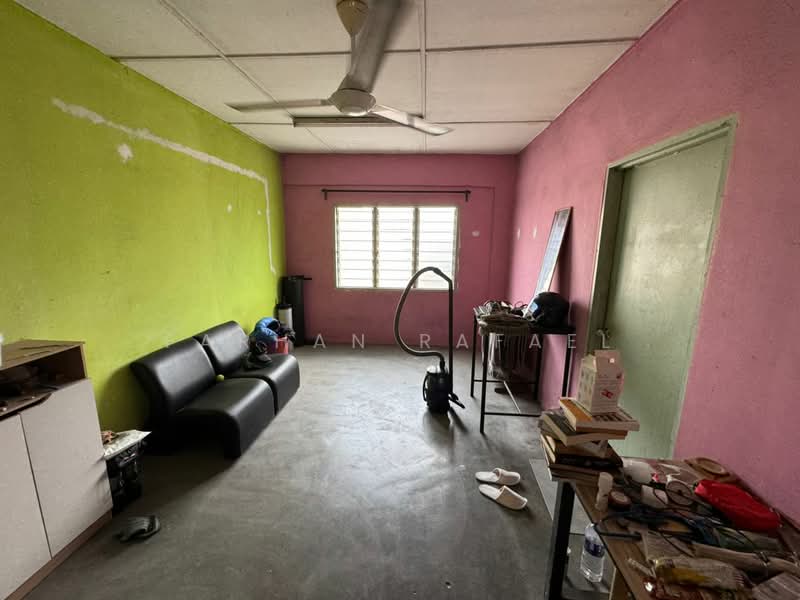 Rumah Flat untuk Dijual di Flat PKNS Section 7 - Farhan Rafael - Living Room - PropertyGuru.com.my