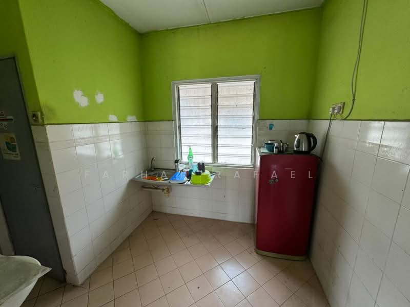 Rumah Flat untuk Dijual di Flat PKNS Section 7 - Farhan Rafael - Kitchen - PropertyGuru.com.my