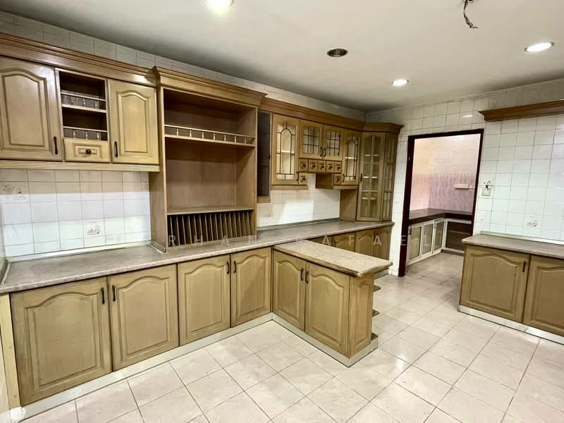 Semi-Detached House for Sale in Seksyen 9 (Shah Alam) - Farhan Rafael - Kitchen - PropertyGuru.com.my