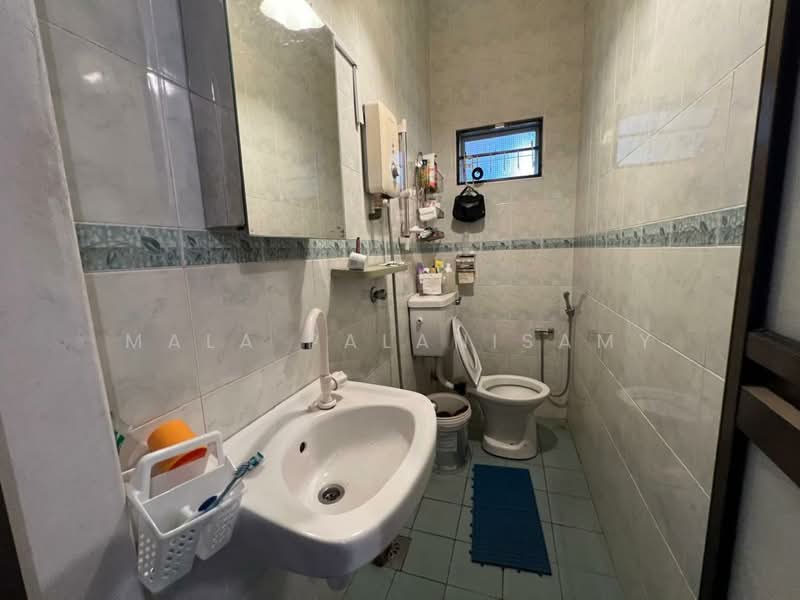 Rumah Teres 2 Tingkat untuk Dijual di Shah Alam (Selangor) - Mala Palanisamy - Bathroom - PropertyGuru.com.my
