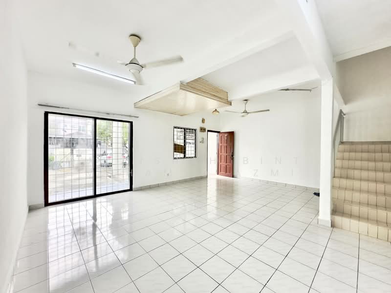 Rumah Teres 2 Tingkat untuk Dijual di Seksyen 7 (Shah Alam) - Nuraishah Binti Mohamed Azmi - Living Room - PropertyGuru.com.my