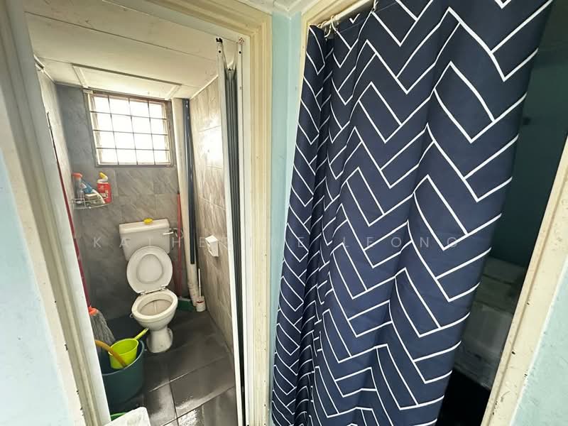Shop for Sale in Rawang (Selangor) - Katherine Leong - Bathroom - PropertyGuru.com.my