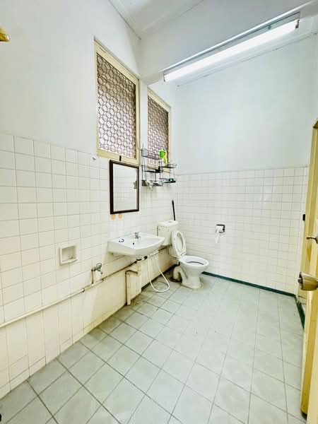 Rumah Banglo untuk Dijual di Taman Canning (Ipoh) - SK Kok - Bathroom - PropertyGuru.com.my