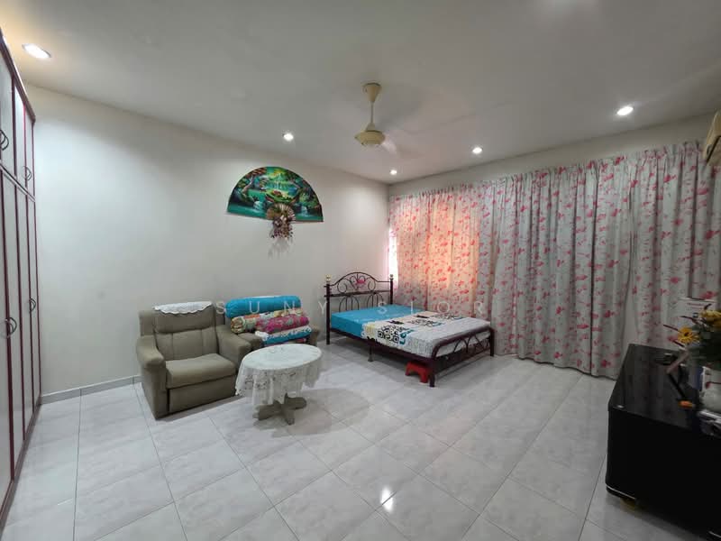 2-storey Terraced House for Sale in Taman Sri Putra (Tampoi) - Suny Sior - Bedroom - PropertyGuru.com.my