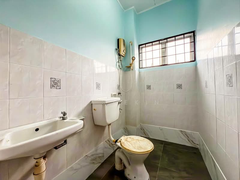 Rumah Teres 2 Tingkat untuk Dijual di Taman Desa Mewah (Semenyih) - Nurashekin . - Bathroom - PropertyGuru.com.my