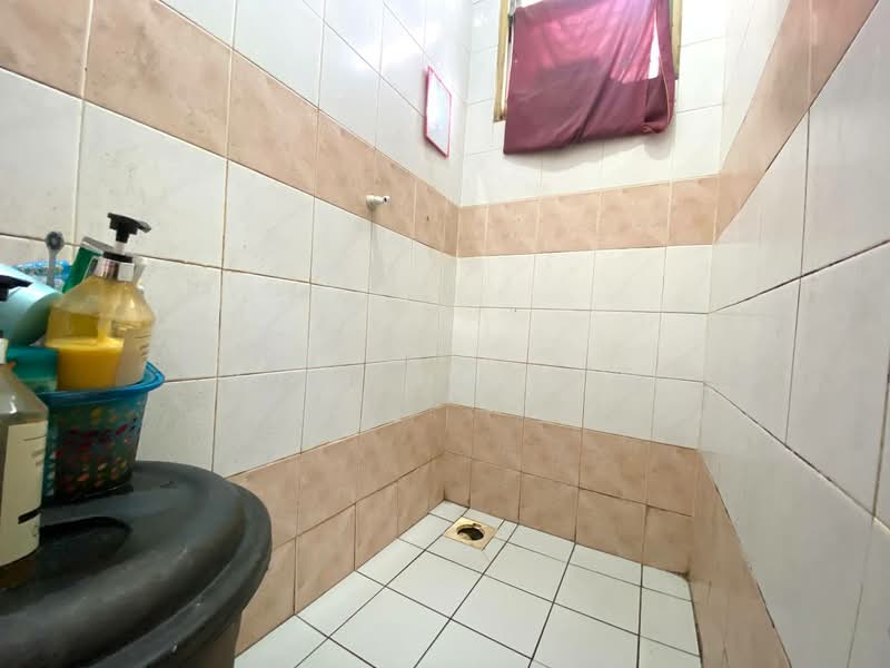 Pangsapuri untuk Dijual di Flat PKNS Section 7 - YURI HUSAIN - Bathroom - PropertyGuru.com.my